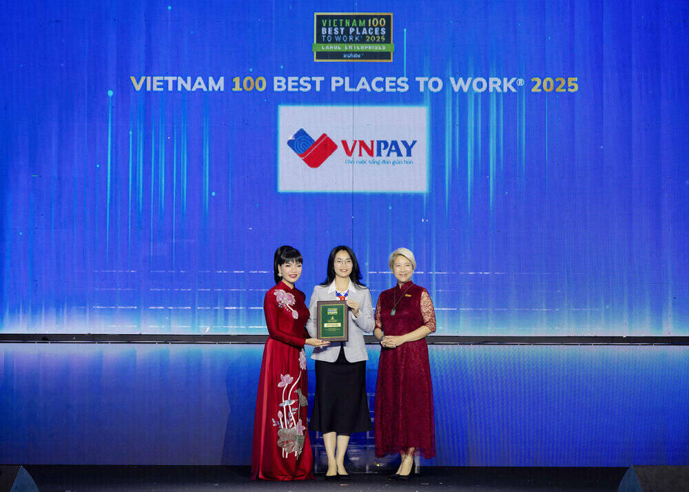 Ba Nguyen Thi Ngoc Phuc - Giam doc Nhan su (giua) - dai dien VNPAY len nhan giai. Ảnh: VNPAY