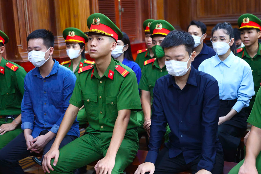 미스 투이 띠엔 관련 재판에서 어머니에게 사과하며 눈물을 흘리는 피고인