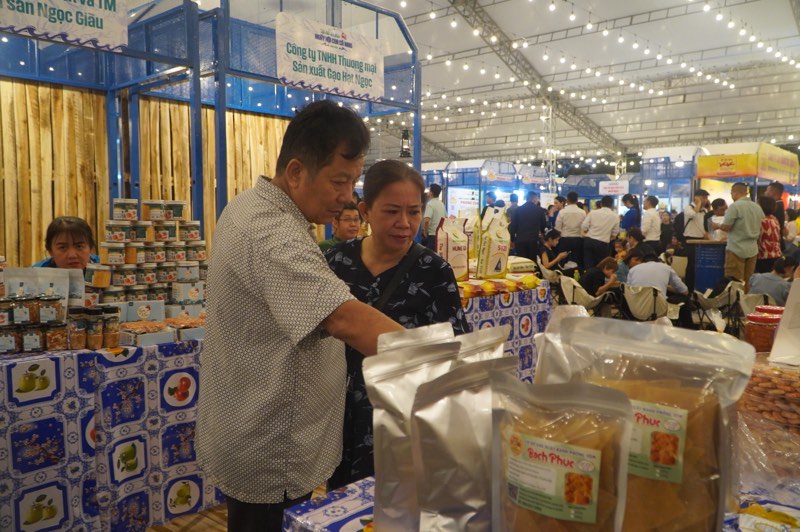 មហោស្រពអាហារក្តាម Ca Mau នៅទីក្រុងហូជីមិញ ប្រព្រឹត្តទៅរយៈពេល 4 ថ្ងៃ ចាប់ពីម៉ោង 9 ព្រឹក ដល់ម៉ោង 10 យប់ ចាប់ពីថ្ងៃនេះ ថ្ងៃទី 18 ខែវិច្ឆិកា ដល់ថ្ងៃទី 22 ខែវិច្ឆិកា ដោយមានស្តង់ចំនួន 100 ។ នេះជាសកម្មភាពមួយក្នុងចំណោមសកម្មភាពនៃពិធីបុណ្យ “សួស្តី Ca Mau” ដែលរៀបចំដោយគណៈកម្មាធិការប្រជាជនខេត្ត Ca Mau និងគណៈកម្មាធិការប្រជាជនទីក្រុងហូជីមិញ។