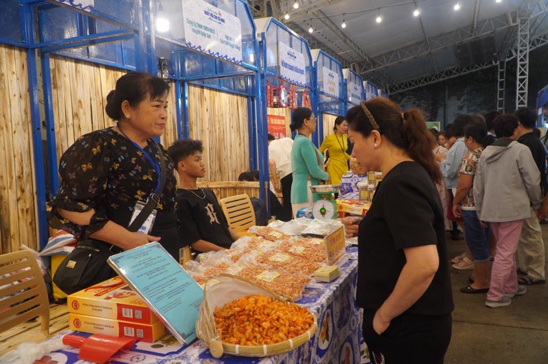 ស្តង់តាំងពិព័រណ៌ពិសេសរបស់ OCOP Ca Mau ទាក់ទាញអ្នកទស្សនាឱ្យទទួលបានបទពិសោធន៍។