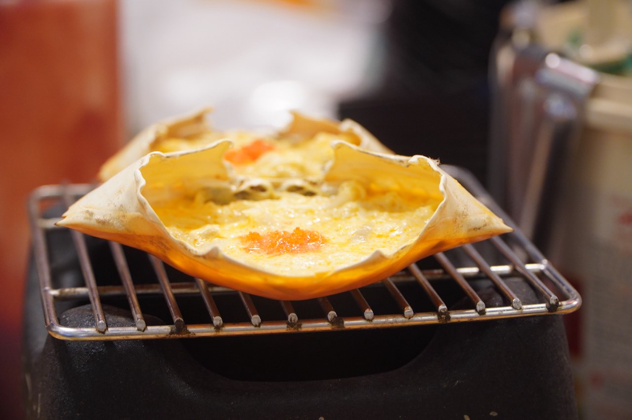 សំបកក្តាមអាំងត្រូវបានបម្រើជូនយ៉ាងក្តៅគគុកនៅនឹងកន្លែង ដែលទាក់ទាញមនុស្សជាច្រើនមកតម្រង់ជួរដើម្បីរីករាយ។