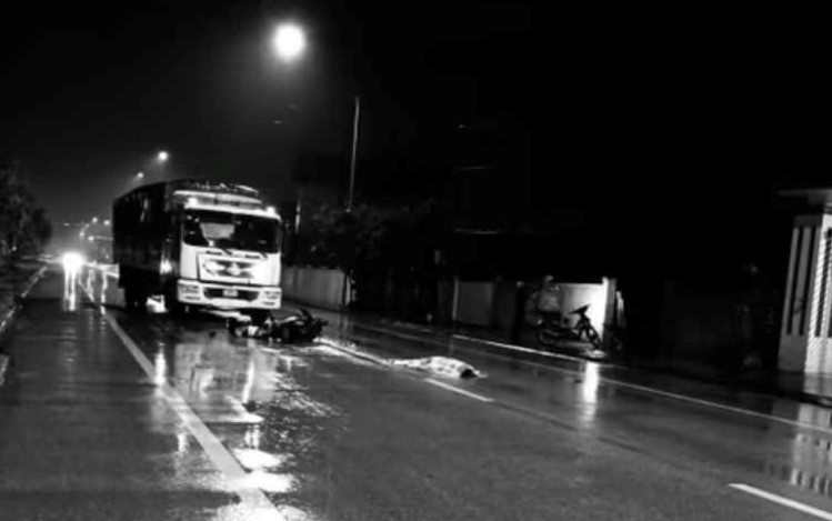 The scene of the traffic accident in Cua Lo that killed 2 young men on the spot. Photo: Ngoc Anh