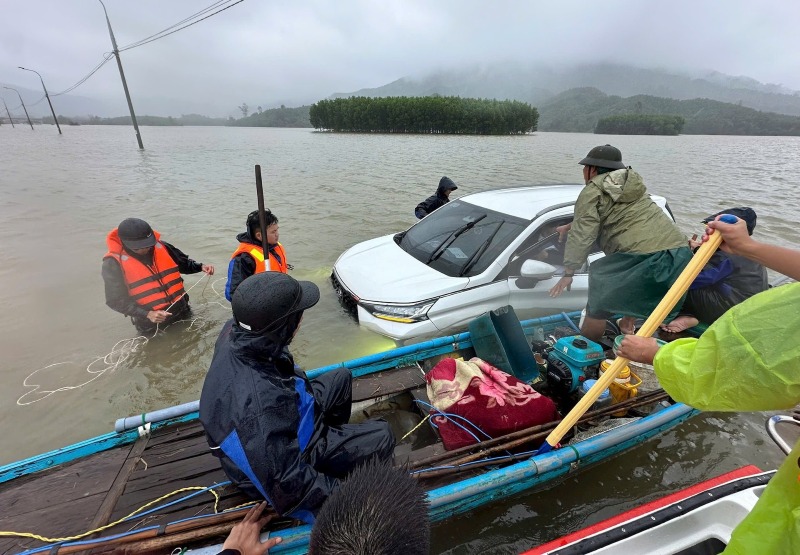 Nuoc lu dang bat ngo, luc luong chuc nang kip thoi giai cuu tai xe ket trong o to bi lu cuon tren tuyen DT611 o Nong Son, Da Nang. Anh: Thu Phuong 
