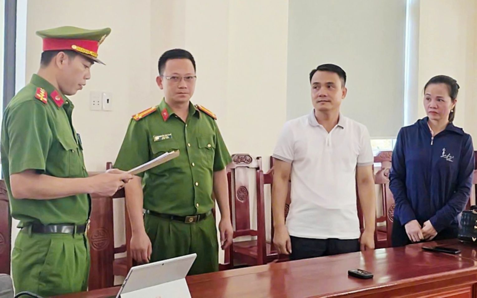 Mr. Vu Ngoc Liem, 49 years old, Principal of Ngoc Lac High School and his wife, Ms. Ngo Thi Tuyet, 46 years old, teachers of this school were prosecuted for the crime of "forgery in work" in the field of education. Photo: CATH