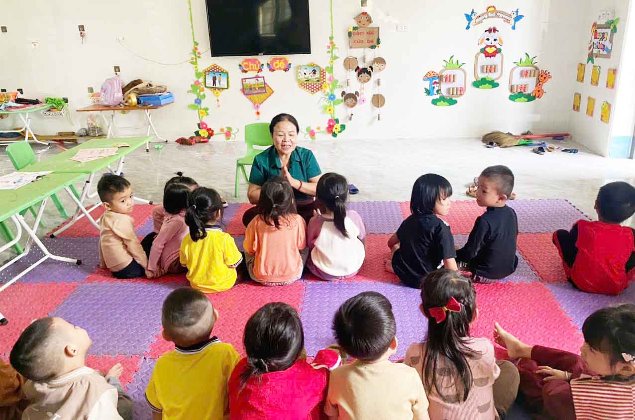 Teacher Dinh Thi Nhiem has been teaching preschool children for 38 years. Photo: Tran Tuan.