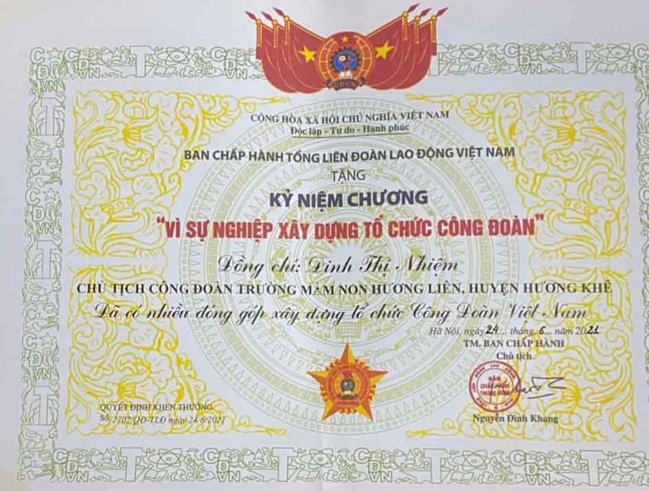 Qua trinh cong tac, co Nhiem da nhieu lan duoc khen thuong, trong do duoc Tong LDLD Viet Nam tang ki niem chuong vi su nghiep cong doan. Anh: Tran Tuan.