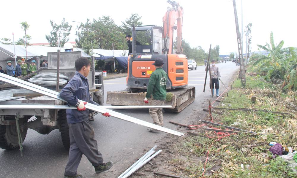 Don vi thi cong trien khai dung rao quanh khu vuc du an. Anh: Duc Anh