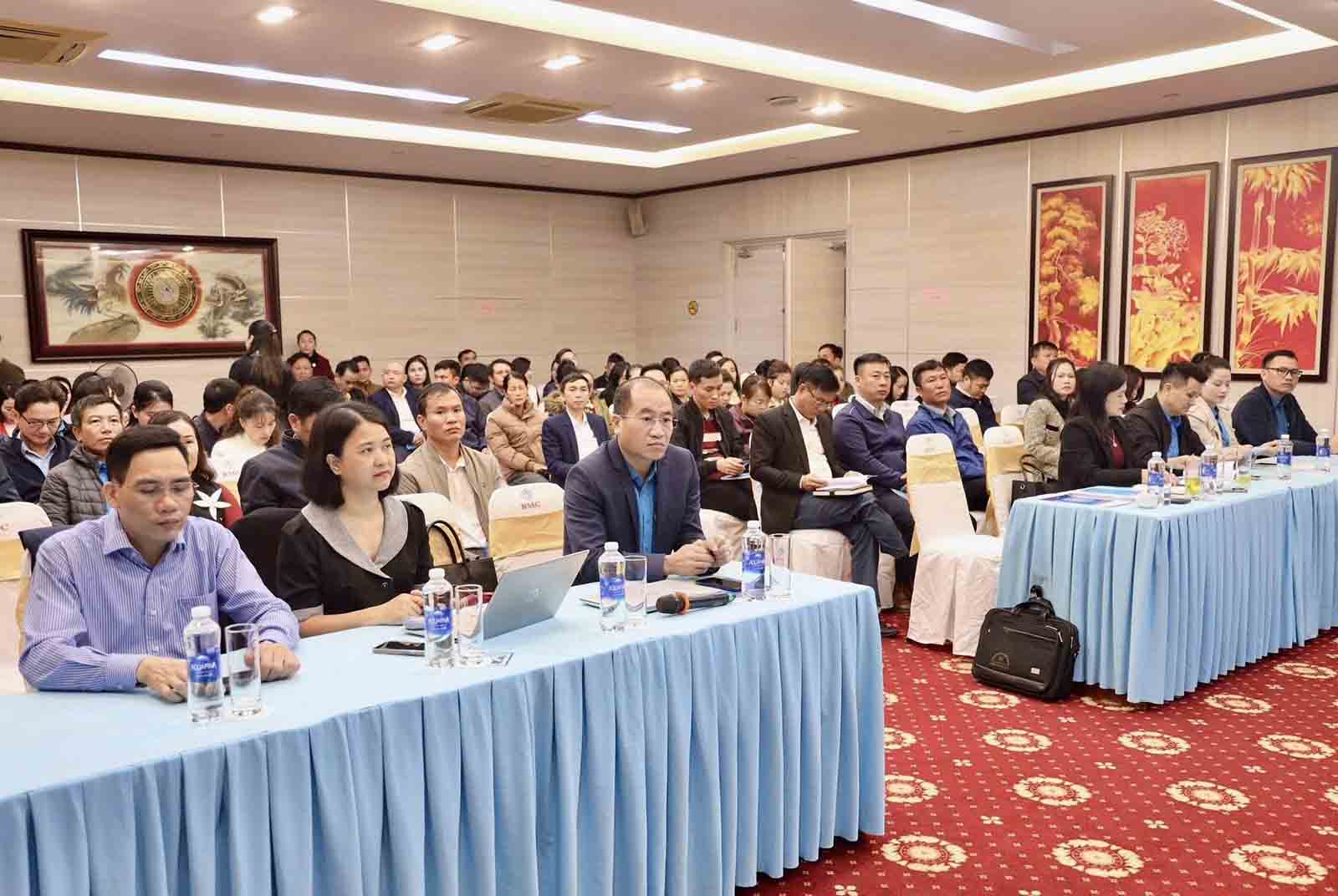 120人の基礎労働組合幹部への環境保護および労働衛生安全スキルの向上。写真:ハティン労働組合