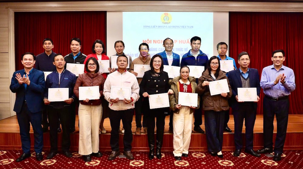 Ban To chuc trao chung nhan cho hoc vien va danh gia cao tinh than tham gia nghiem tuc cua doi ngu can bo co so. Anh: Cong doan Ha Tinh