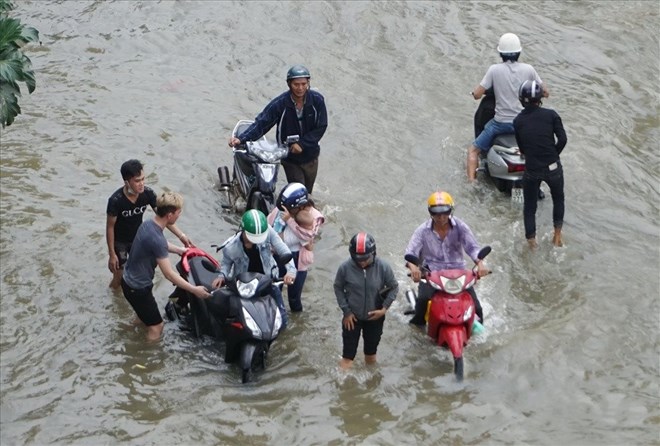 南部地域では、高潮に伴う雷雨が発生しています。写真:Minh Quan