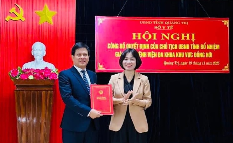 Ms. Diep Thi Minh Quyet - Director of the Department of Health presented the decision to appoint the Director of Dong Hoi Regional General Hospital to Mr. Do Minh Hue. Photo: Dong Hoi Regional General Hospital