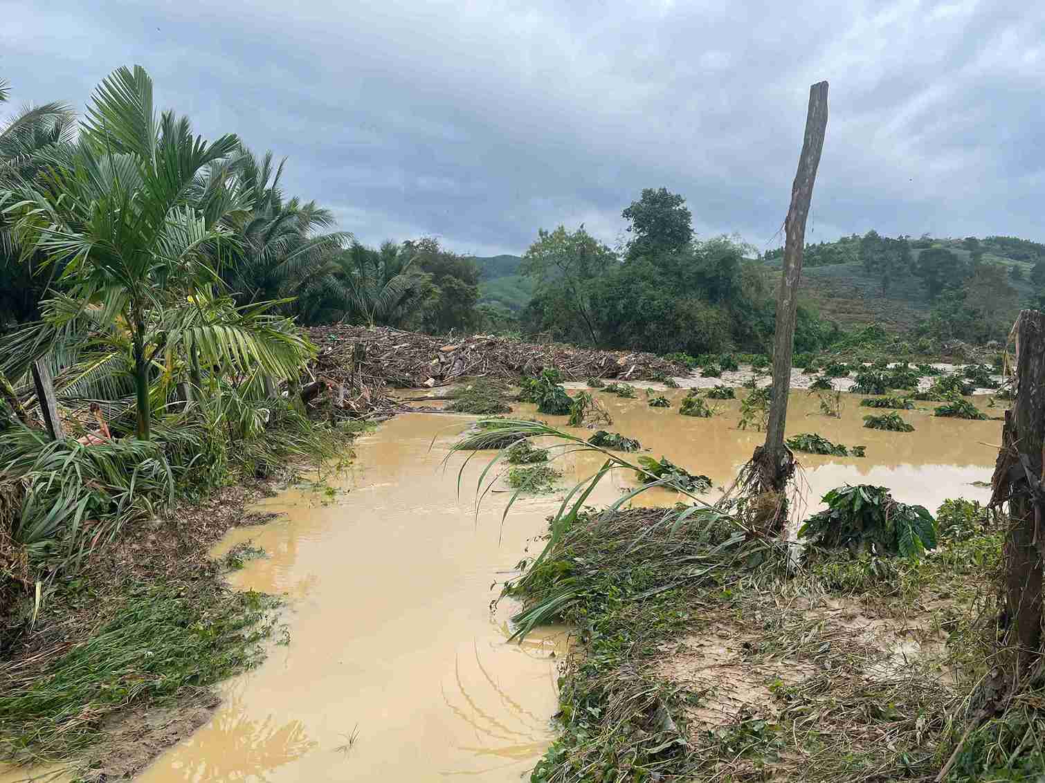 Nuoc lu nhan chim nhieu khu vuc trong xa. Anh: Bao Lam