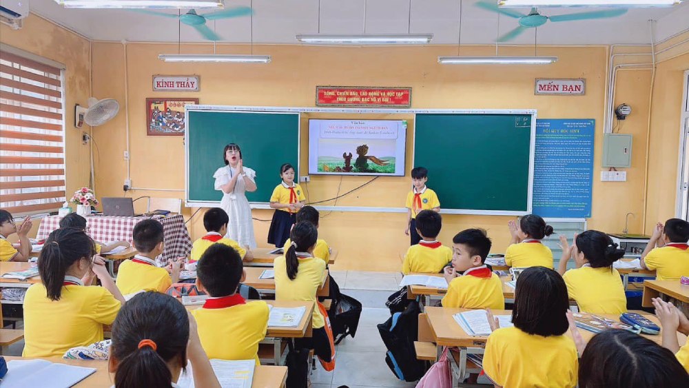 Ms. Nguyen Thi Huyen and her students attended class for an hour. Photo: NVCC