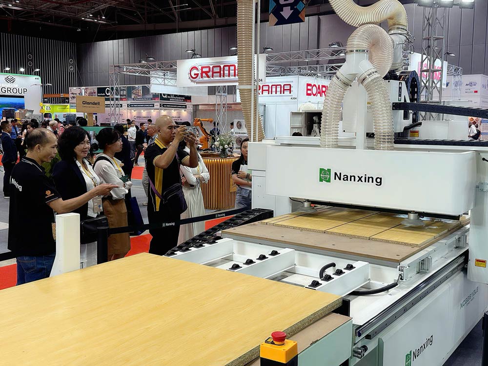 베트남 제16회 목재 가공 산업 기계 및 장비 국제 전시회 방문객. 사진: DN 제공