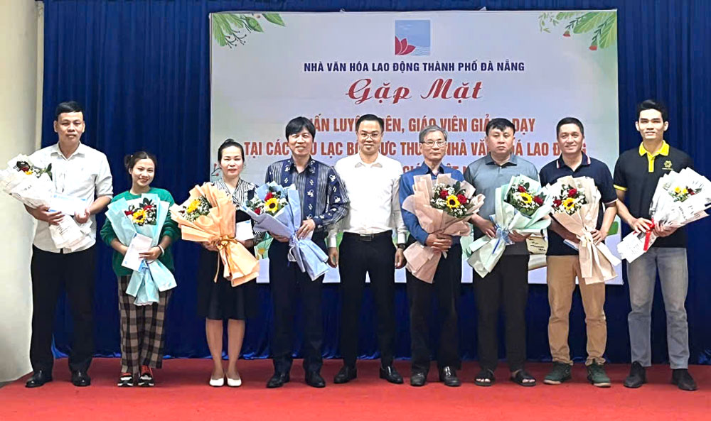 Nha Van hoa Lao dong Da Nang gap mat tri an huan luyen vien, giao vien nhan Ngay Nha giao Viet Nam 20.11. Anh: Cong doan Da Nang.
