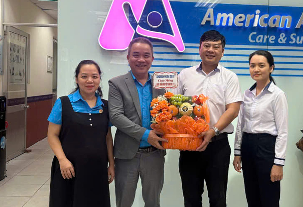 Cong doan phuong Tam Ky, Da Nang den tham cac cong doan co so giao duc nhan ngay Nha giao Viet Nam.Anh: Cong doan Tam Ky