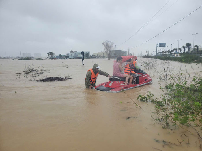 Dung ca no cuu ho gia dinh choi voi giua bien nuoc. Anh: Hoai Luan 