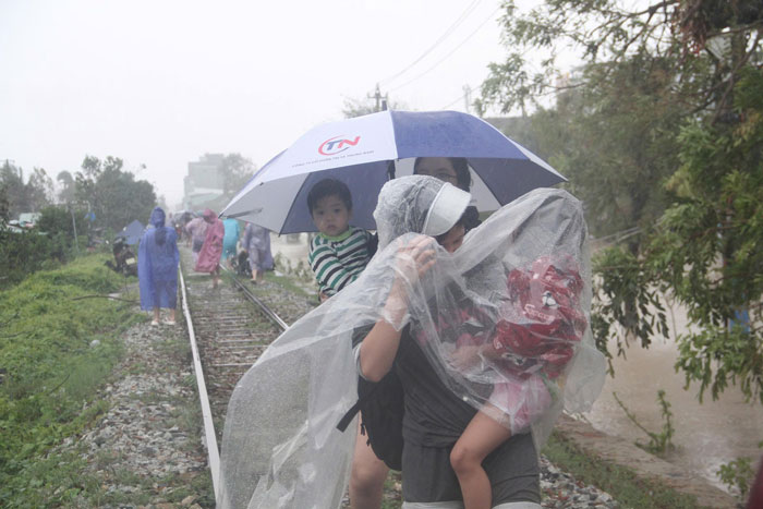 Nguoi dan bong con nho di so tan khoi noi ngap lut. Anh: Hoai Luan 