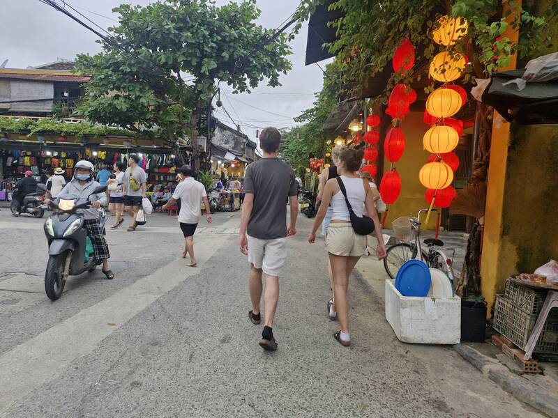 Tourists experience Hoi An ancient town (Da Nang). Photo: Thu Giang