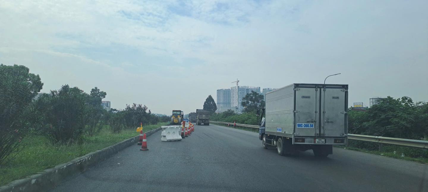 하노이-박장 고속도로 Xuong Giang 다리(Bac Ninh) 구간은 수리 중이어서 1차선만 이동할 수 있습니다. 사진: Bac Ninh 공안 교통 경찰서