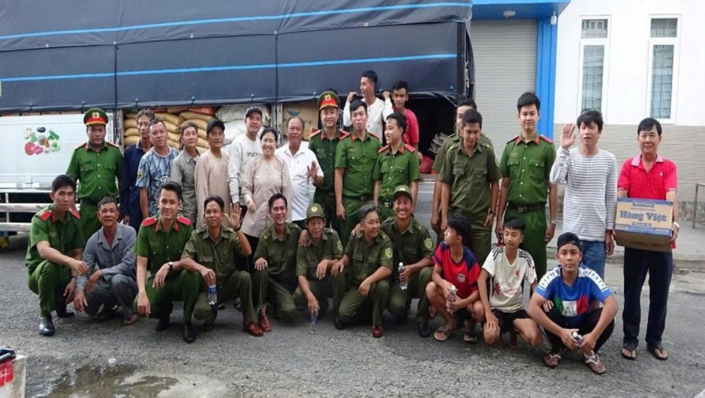 台風による被害を受けた中部地域の人々を支援する貨物。写真:ティエン・ズン