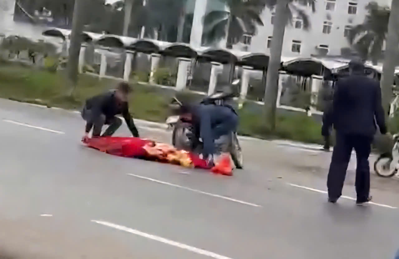 닌빈에서 여성 노동자가 현장에서 사망한 교통사고 현장. 사진: Dieu Anh