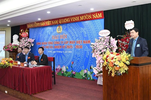 ベトナム建設労働組合のグエン・タイン・トゥン常務副委員長は、ベトナム機械建設公社の労働組合大会で講演した。写真: ミン・ハン