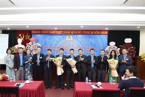 Ra mat BCH Cong doan Tong Cong ty Lap may Viet Nam nhiem ky 2025-2030. Anh: Minh Hanh