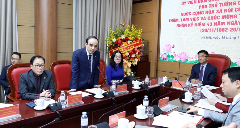 GS.TS Nguyen Huu Tu, Hieu truong Truong Dai hoc Y Ha Noi bao cao ve tinh hinh hoat dong cua Nha truong. Anh VGP/Duc Tuan