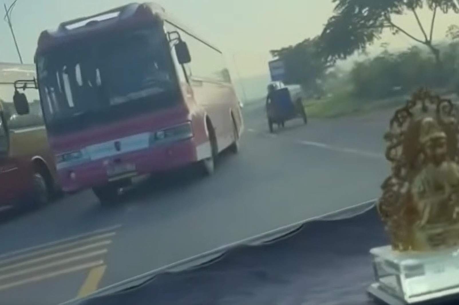 Un autobus de pasajeros invade repentinamente el carril mientras se mueve. Foto: Departamento de Policia de Trafico Policia Provincial de Bac Ninh