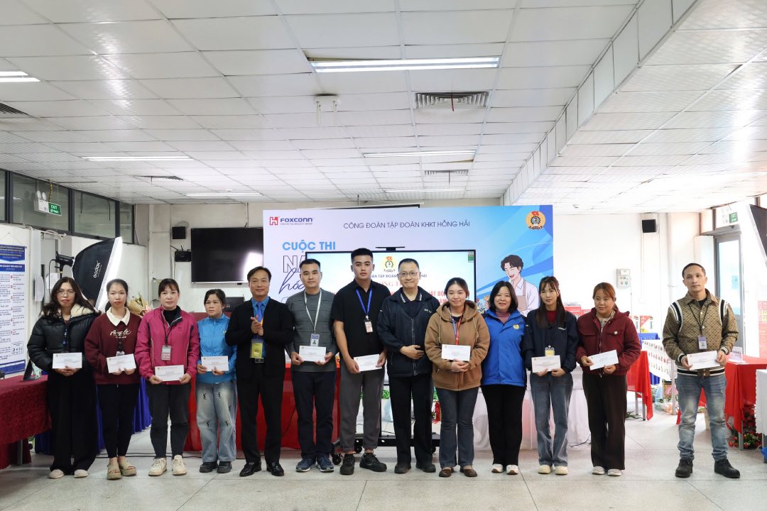 Cong doan Tap doan trao tien ung ho toi cac gia dinh doan vien bi thiet hai do bao lu. Anh: Quyet Chien 