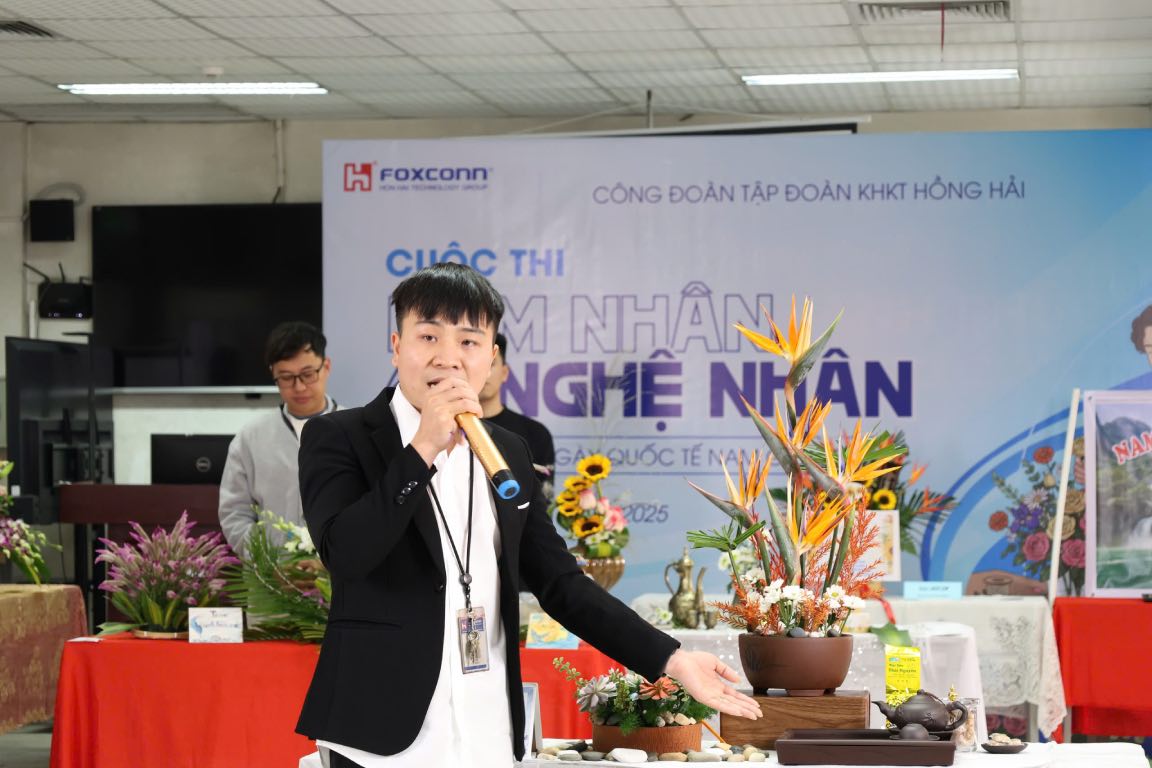 Contestants present their works. Photo: Quyet Chien