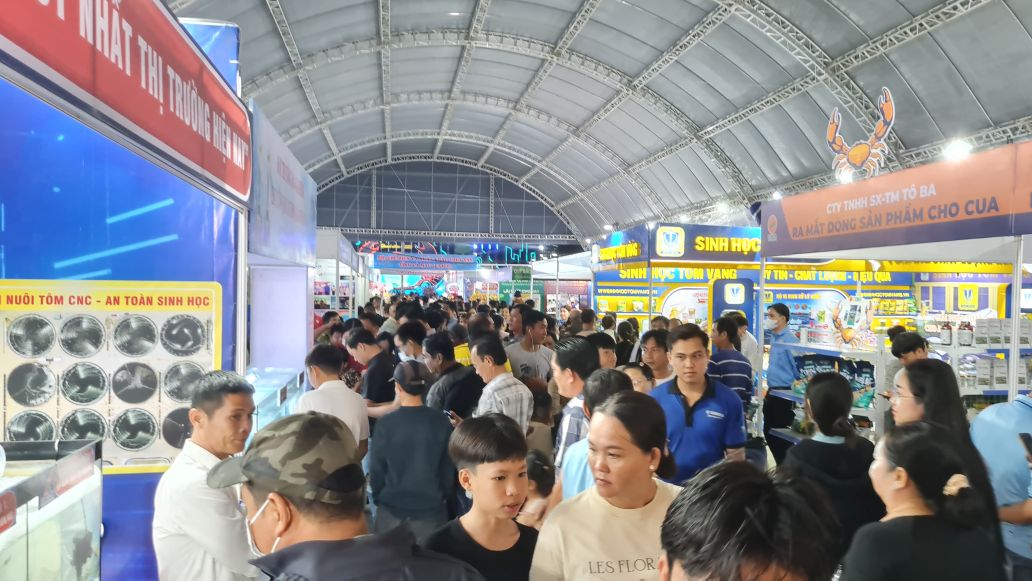 2025년 제2회 까마우 게 축제에서 30 000명 이상의 방문객이 전시 공간에서 쇼핑을 즐겼습니다. 사진: Nhat Ho