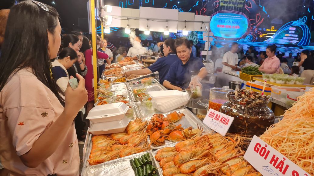 Du khach thich thu tham quan, thuong thuc mon cua Ca Mau tai Ngay hoi cua Ca Mau. Anh: Nhat Ho