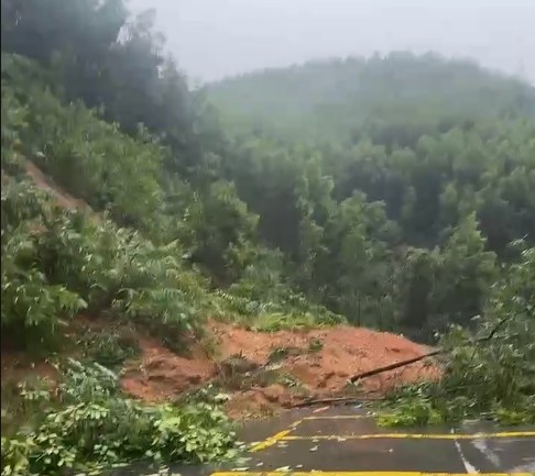 The continuous heavy rain caused a landslide on Phuong Hoang Pass (Dak Lak Province). Photo: Provided by the police