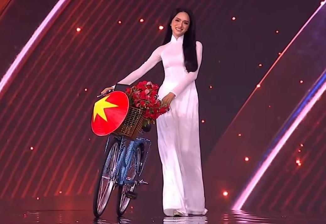 Huong Giang is beautiful in her ao dai design. Photo: Cut from video
