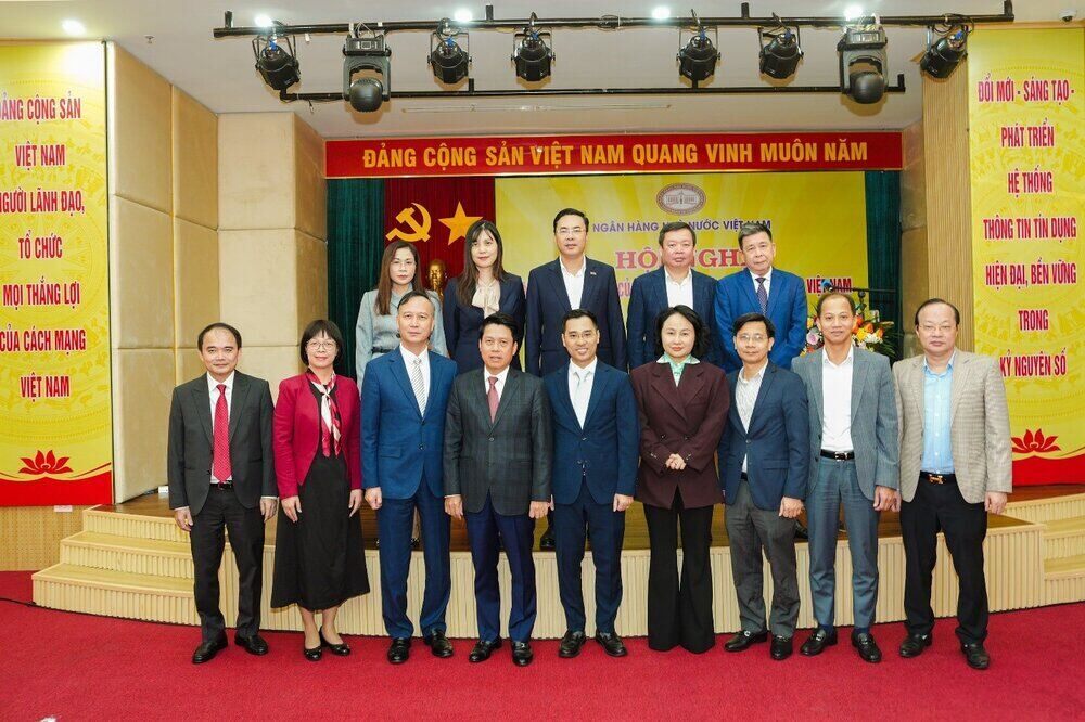 Ban lanh dao CIC chup anh cung Pho Thong doc va khach moi tham du Hoi nghi. Ảnh: Ngan hang Nha nuoc