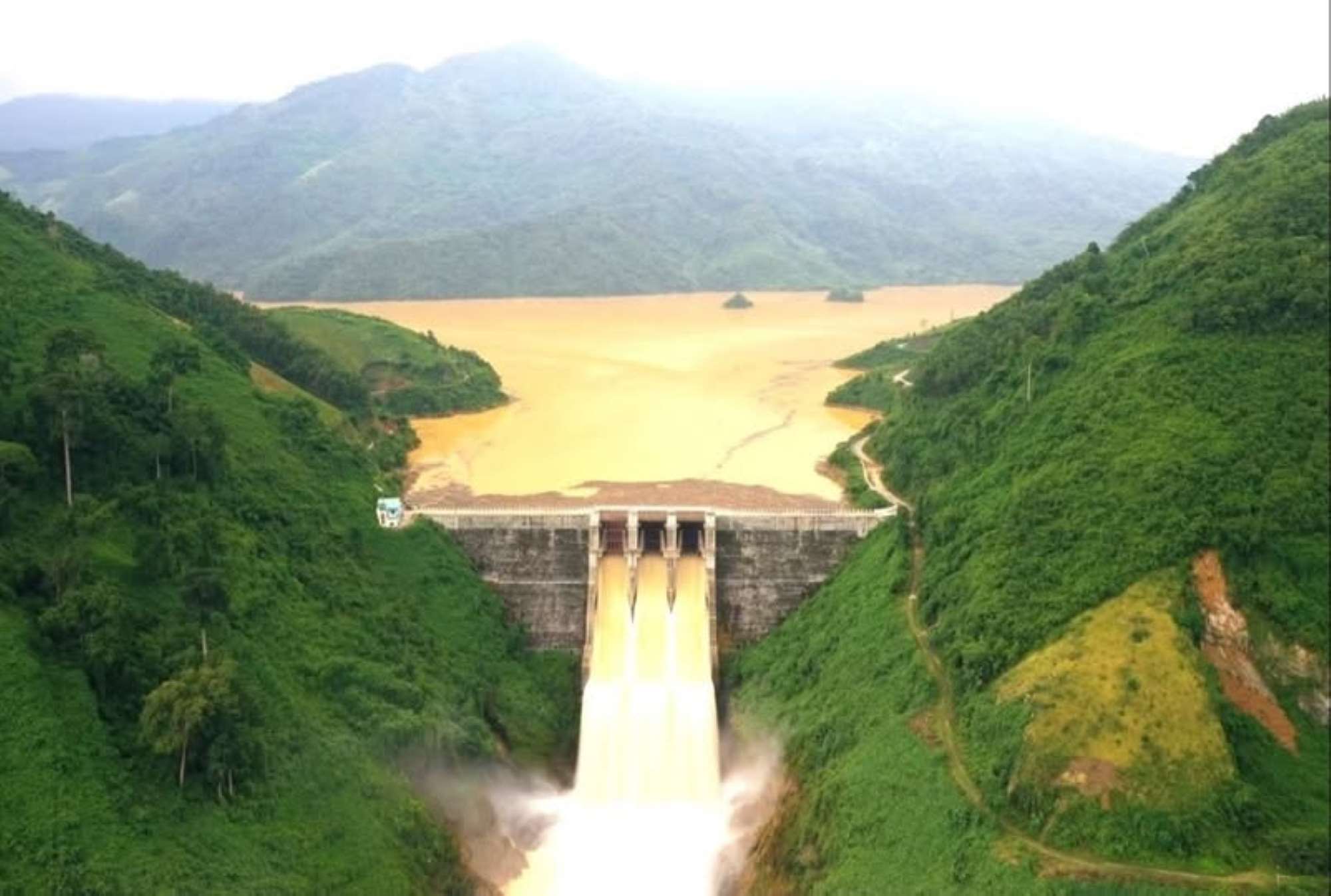 Da Nang requires hydropower plants on the Vu Gia and Thu Bon river systems to continue to release overflow to prevent floods. Photo: Tra Ban