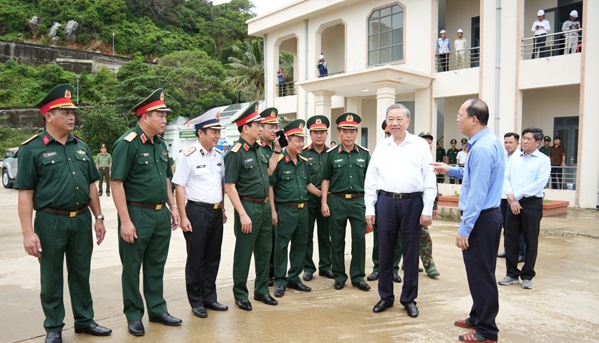 Tong Bi thu To Lam cung doan cong tac Trung uong den tham, lam viec voi cac don vi Quan doi dong quan tren dao Hon Khoai va Dang bo, chinh quyen tinh Ca Mau. Anh: Thuy An