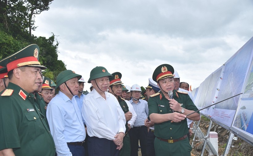 Major General Nguyen Huu Ngoc, Commander of the 12th Corps, presented the implementation of key projects in Hon Khoai (Ca Mau) to General Secretary To Lam and the working delegation. Photo: Van Dong