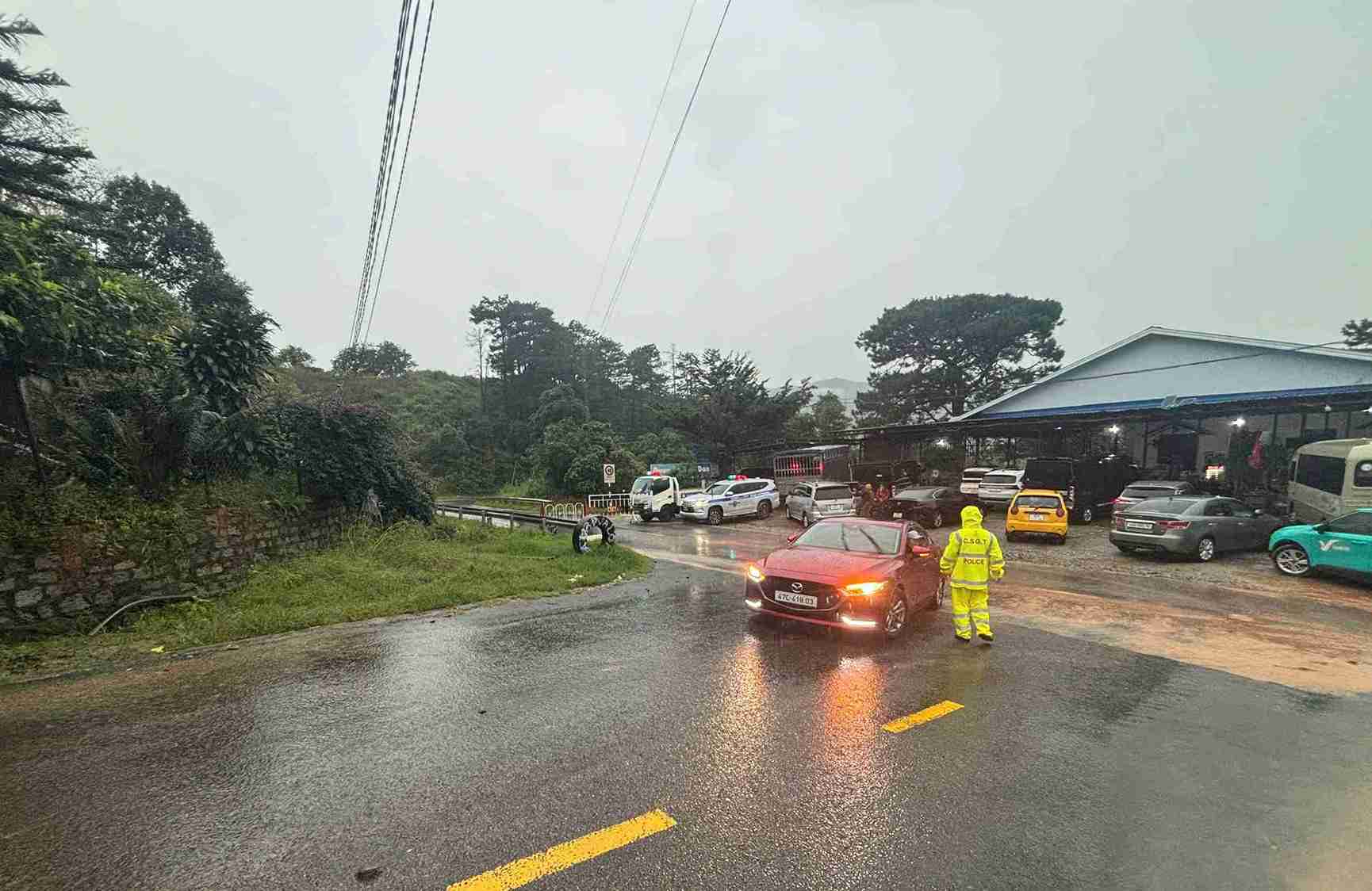El paso de Song Pha suspende temporalmente el trafico debido a los deslizamientos de tierra. Las fuerzas funcionales de la provincia de Lam Dong estan de guardia guiando a los vehiculos a dar la vuelta para garantizar la seguridad. Foto: Phuc Khanh