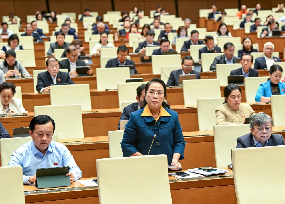 National Assembly delegate Tran Kim Yen is concerned about tax on tax when taxing gold bar transfers. Photo: Pham Dong