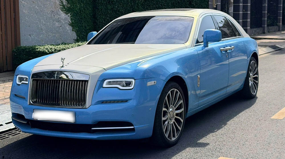 Rolls-Royce Ghost in two tones of turquoise and white appeared on the streets of Ho Chi Minh City. Photo: Van Duoc