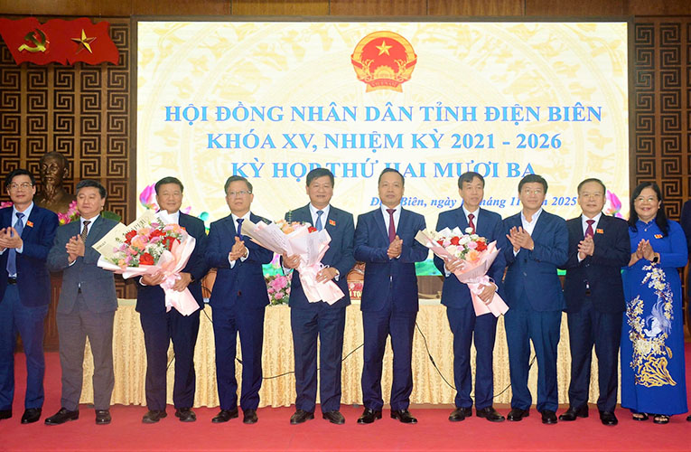 The leaders of Dien Bien province presented flowers to congratulate the Chairman of the People's Council, Chairman of the Provincial People's Committee and thank Mr. Lo Van Phuong. Photo: Thanh Binh