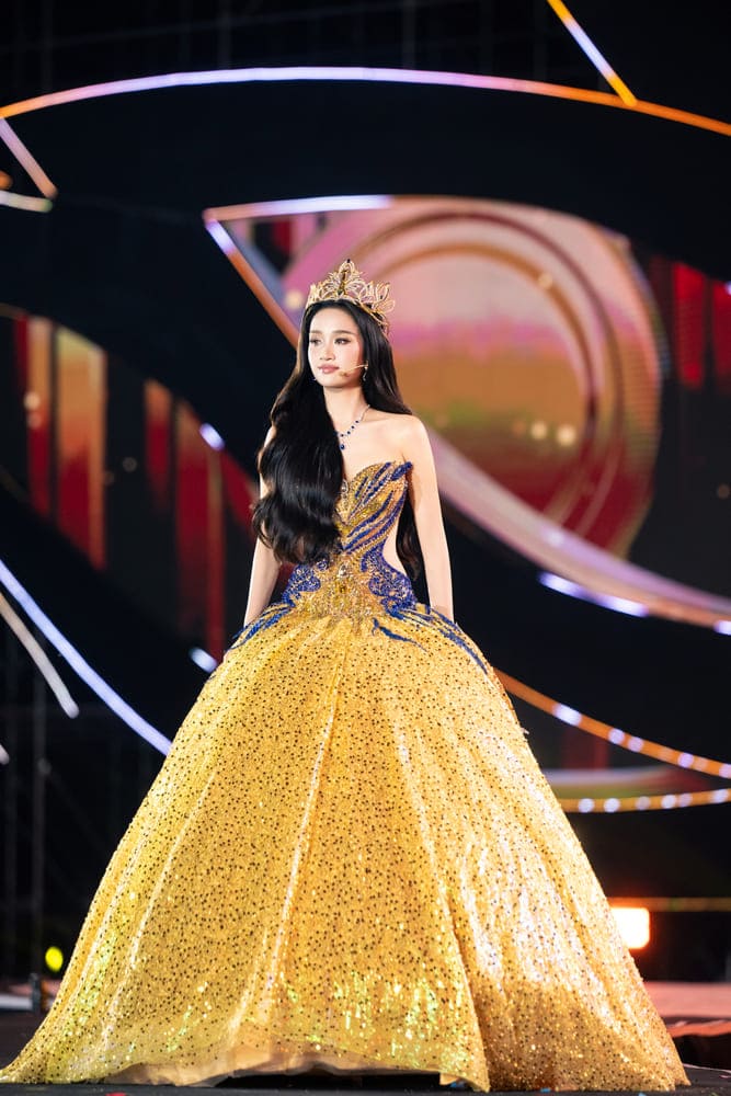 Hoa hau Duong Tra Giagn  final walk trong dem chung ket cuoc thi “Hoa hau Sinh vien Viet Nam 2025“,