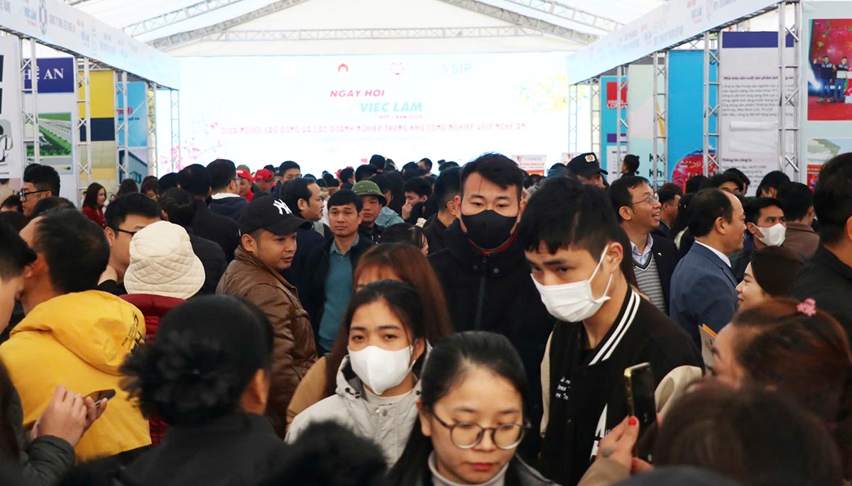 Job Fair between workers and businesses in VSIP Nghe An Industrial Park. Photo: Duy Chuong