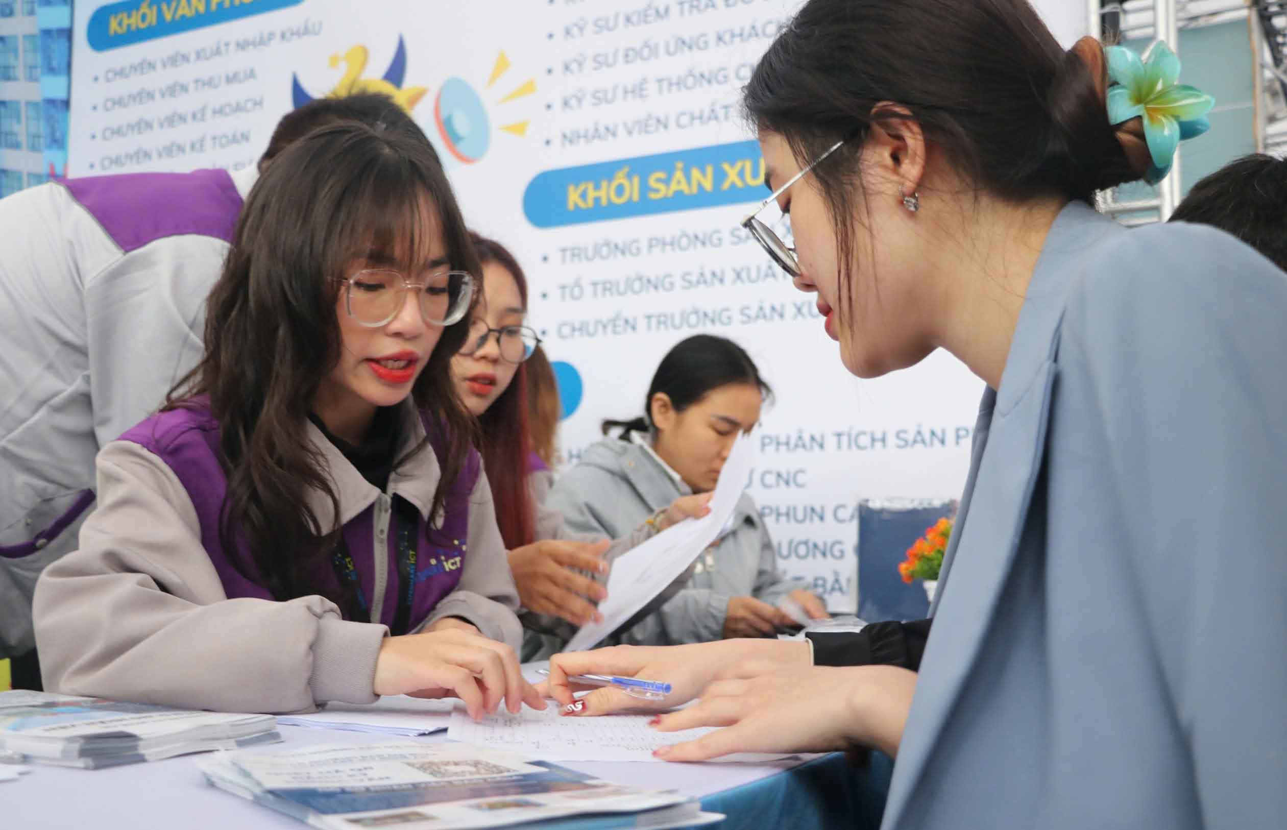 Tuyen trach vien cua doanh nghiep tu van cho nguoi lao dong trong Ngay hoi viec lam tai Nghe An nam 2025. Anh: Duy Chuong