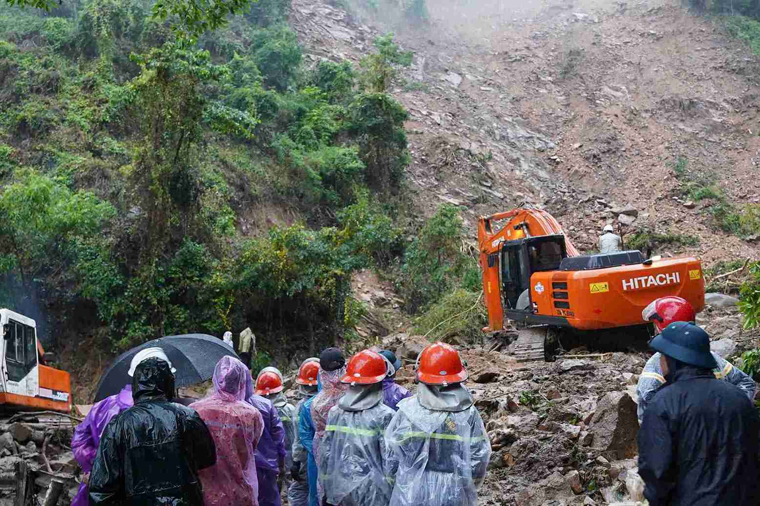 Authorities in Khanh Hoa have found the body of the last victim in the Khanh Son Pass landslide. Photo: Huu Long