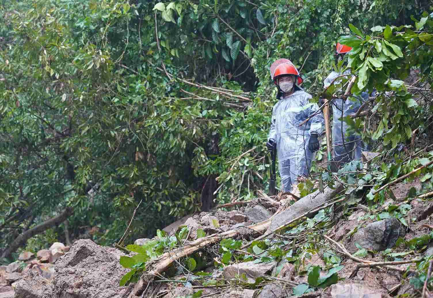 Hien truong vu sat lo tren deo Khanh Son. Anh: Huu Long