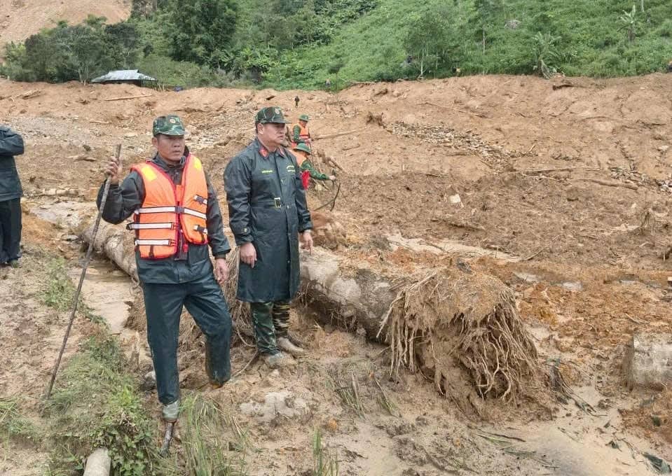 다낭 훙선브루다 코뮌 산사태에서 실종된 시신 1구 발견. 사진: Khai Dang